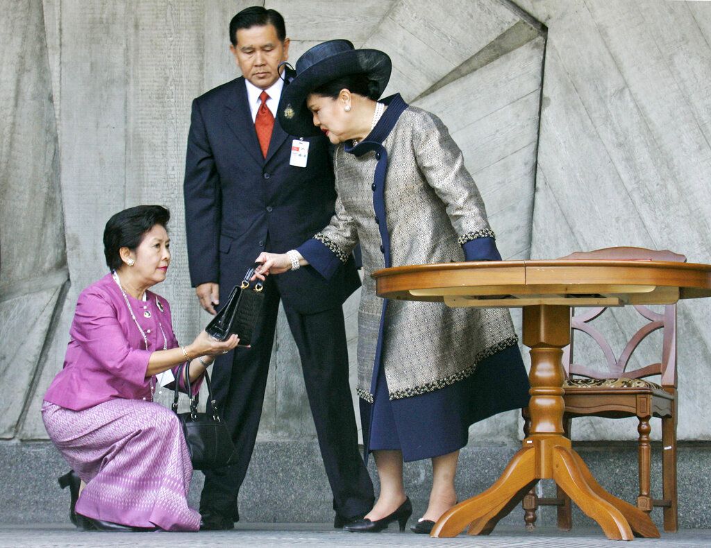 Thailand's Queen Sirikit takes her bag after signing a Book of Honored Guests as she visits the Monument to the Heroic Defenders of Leningrad in Victory Square in St. Petersburg, Russia, Friday, July 6, 2007. The monument commemorates the heroism of the people of Leningrad, who defended their city during the 900-day siege in the war of 1941-1945. (AP Photo/Dmitry Lovetsky)
