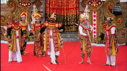 Rekasadana (Pergelaran) Topeng Prembon dengan lakon Puseh Katiagan Serangkaian Pesta Kesenian Bali (PKB) ke-44 Tahun 2020 di Kalangan Angsoka, Taman Budaya Provinsi Bali, Kamis (7/6/2022)