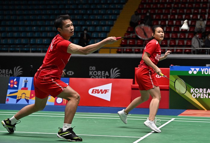 Indonesias Rinov Rivaldy (L) and Pitha Haningtyas Mentari (R) play against Malaysias Tan Kian Meng and Lai Pei Jing during their mixed doubles semi-final match at the Korea Open Badminton Championships in Suncheon on April 9, 2022. (Photo by Jung Yeon-je / AFP) (Photo by JUNG YEON-JE/AFP via Getty Images)