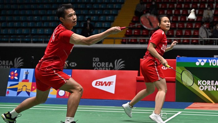 Indonesias Rinov Rivaldy (L) and Pitha Haningtyas Mentari (R) play against Malaysias Tan Kian Meng and Lai Pei Jing during their mixed doubles semi-final match at the Korea Open Badminton Championships in Suncheon on April 9, 2022. (Photo by Jung Yeon-je / AFP) (Photo by JUNG YEON-JE/AFP via Getty Images)