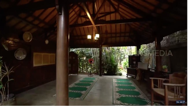 Mushalanya juga berkonsep open space dengan plafon yang terekspos. Makin bikin suasana terasa terduh. (Foto: YouTube/Trans7 Official)