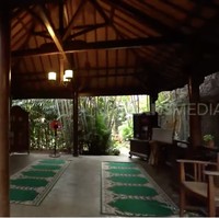 Mushalanya juga berkonsep open space dengan plafon yang terekspos. Makin bikin suasana terasa terduh. (Foto: YouTube/Trans7 Official)