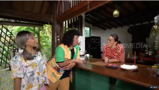 Ada pula area serving bergaya bar. Makin bikin betah. (Foto: YouTube/Trans7 Official)