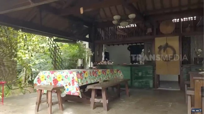 Salah satu fitur unik di rumah ini dapurnya yang berkonsep seperti warung. Kenapa warung? Karena kita duduk di warung kan nyaman. Di sini kami sering brain stroming, reading skrinpsi, kata Christine Hakim. (Foto: YouTube/Trans7 Official)