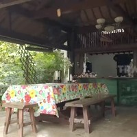 Salah satu fitur unik di rumah ini dapurnya yang berkonsep seperti warung. Kenapa warung? Karena kita duduk di warung kan nyaman. Di sini kami sering brain stroming, reading skrinpsi, kata Christine Hakim. (Foto: YouTube/Trans7 Official)