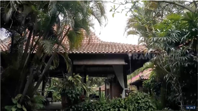 Rumah Christine Hakim unik, tak seperti rumah pada umumnya di ibukota. Dengan gaya arsitektur tradisional, rumah ini hadir dalam konsep open-space yang didukung halaman yang asri. (Foto: YouTube/Trans7 Official)