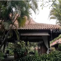 Rumah Christine Hakim unik, tak seperti rumah pada umumnya di ibukota. Dengan gaya arsitektur tradisional, rumah ini hadir dalam konsep open-space yang didukung halaman yang asri. (Foto: YouTube/Trans7 Official)