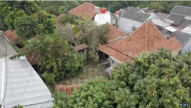 Rumah Christine Hakim berdiri di atas lahan seluas 1.600 meter persegi. Aktris pemenang 9 Piala Citra ini membeli lahan tersebut pada 1986 seharga Rp 30 juta. (Foto: YouTube/Trans7 Official)