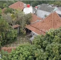 Rumah Christine Hakim berdiri di atas lahan seluas 1.600 meter persegi. Aktris pemenang 9 Piala Citra ini membeli lahan tersebut pada 1986 seharga Rp 30 juta. (Foto: YouTube/Trans7 Official)