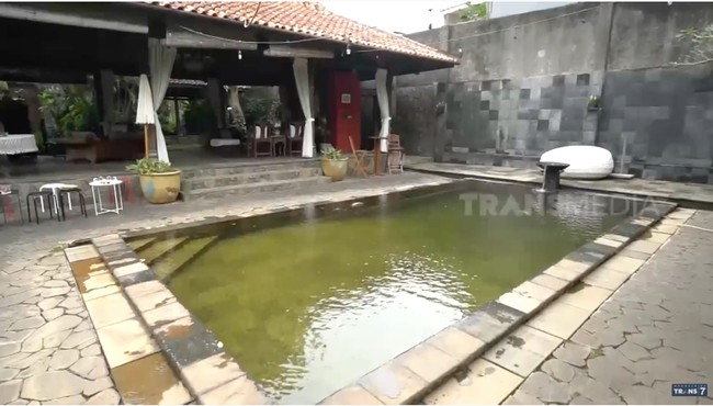 Bak resort, rumah Christine Hakim juga dilengkapi kolam renang. (Foto: YouTube/Trans7 Official)