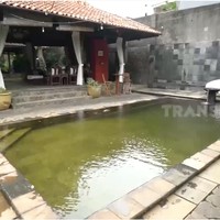 Bak resort, rumah Christine Hakim juga dilengkapi kolam renang. (Foto: YouTube/Trans7 Official)