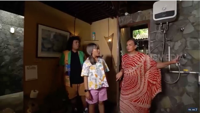 Kamar mandinya pun berkonsep terbuka. Ruangan ini tetap terasa berestetika berkat dinding batu alam  (Foto: YouTube/Trans7 Official)