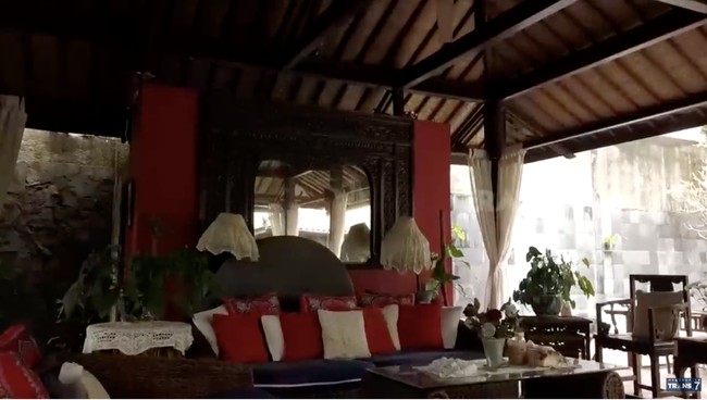 Semburat warna merah sebagai aksen menjadi pemanis ruang tamu yang berdiri di bangunan sendiri dengan atap limasan yang unik. (Foto: YouTube/Trans7 Official)