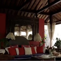 Semburat warna merah sebagai aksen menjadi pemanis ruang tamu yang berdiri di bangunan sendiri dengan atap limasan yang unik. (Foto: YouTube/Trans7 Official)