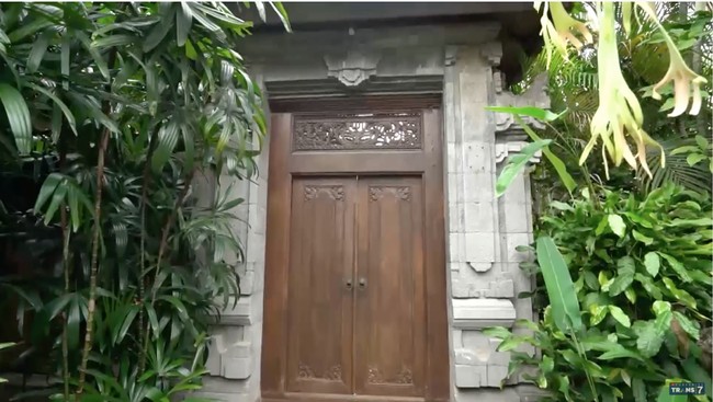 Nuansa tradisional langsung menyambut di depan rumah. Rumahnya ada nuansa Bali dan Jawa. Pintunya khas Madura, tapi gapuranya Bali, kata Christine Hakim di program Sobat Misqueen baru-baru ini. (Foto: YouTube/Trans7 Official)