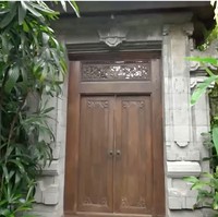 Nuansa tradisional langsung menyambut di depan rumah. Rumahnya ada nuansa Bali dan Jawa. Pintunya khas Madura, tapi gapuranya Bali, kata Christine Hakim di program Sobat Misqueen baru-baru ini. (Foto: YouTube/Trans7 Official)