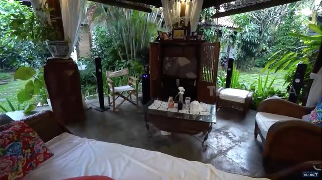 Interior bergaya tradisional makin menyempurnakan estetika rumah Christine Hakim yang bernuansa etnik ini. Apalagi setiap ruangan hadir dalam konsep terbuka. (Foto: YouTube/Trans7 Official)