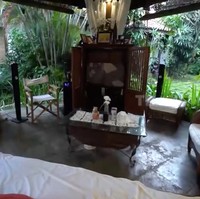 Interior bergaya tradisional makin menyempurnakan estetika rumah Christine Hakim yang bernuansa etnik ini. Apalagi setiap ruangan hadir dalam konsep terbuka. (Foto: YouTube/Trans7 Official)