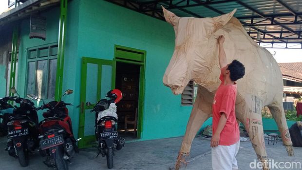 Replika sapi sepanjang 5 meter dan tinggi 2 meter dibuat warga Desa Drono, Kecamatan Ngawen, Klaten.