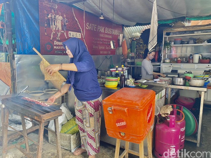 Sate Pak Bustaman: ada sate kambing dan sop sumsum nikmat.