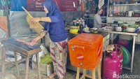 Warung sate legendaris berusia 30 tahun ini di Jalan Penataran, Menteng, Jakarta Pusat. Berada di kawasan kuliner yang merupakan binaan Sudin Jakarta Pusat. Foto: detikFood/Yenny Mustika Sari
