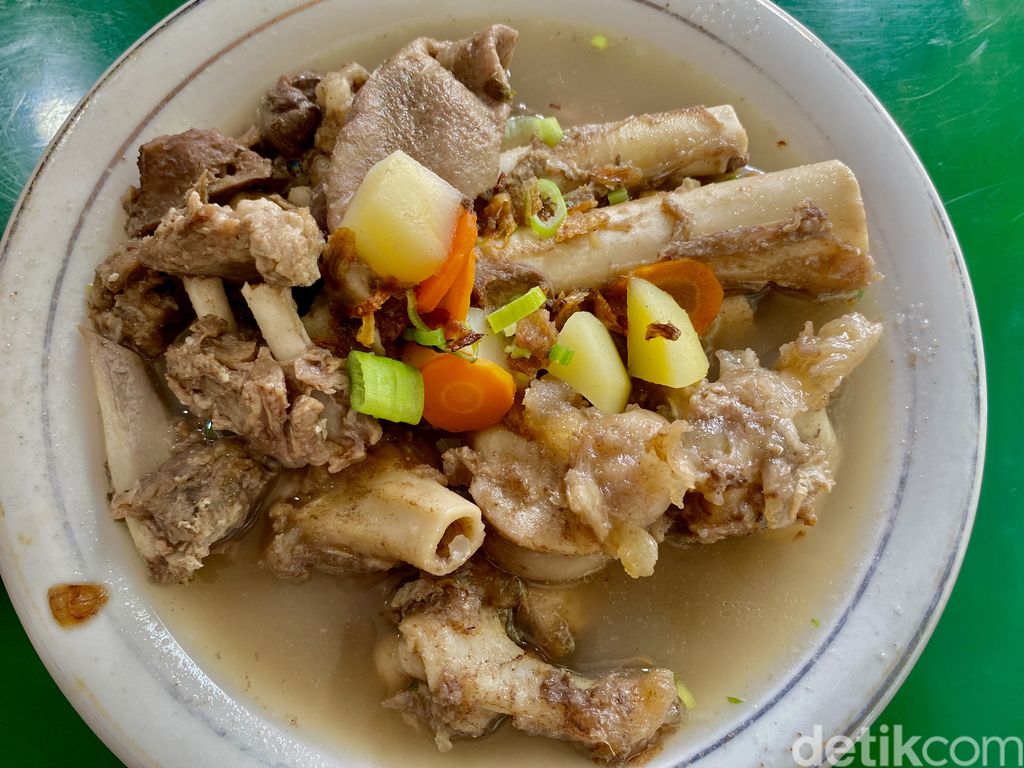 Sate Pak Bustaman: ada sate kambing dan sop sumsum nikmat.