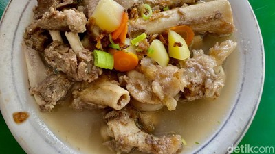 Sop Sumsum Sedap Gurih dan Sate Kambing Juicy Racikan Pak Bustaman