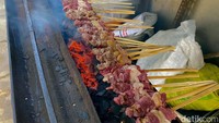 Daging yang digunakan berasal dari kambing muda. Tak heran kalau tekstur satenya sangat empuk juicy. Foto: detikFood/Yenny Mustika Sari
