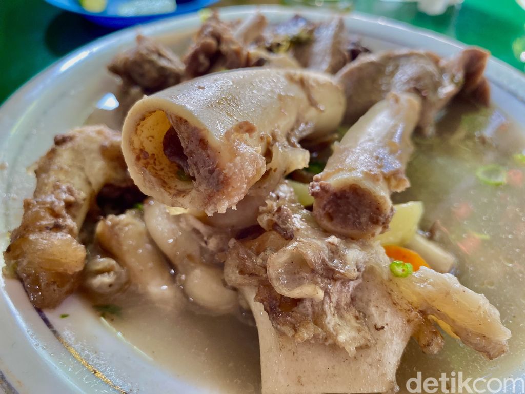 Sate Pak Bustaman: ada sate kambing dan sop sumsum nikmat.
