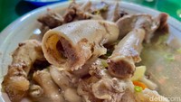 Kuahnya terasa gurih dengan tonjokan halus rasa alami kaldu kambing. Sementara menyeruput sumsumnya langsung lumer di dalam mulut. Foto: detikFood/Yenny Mustika Sari