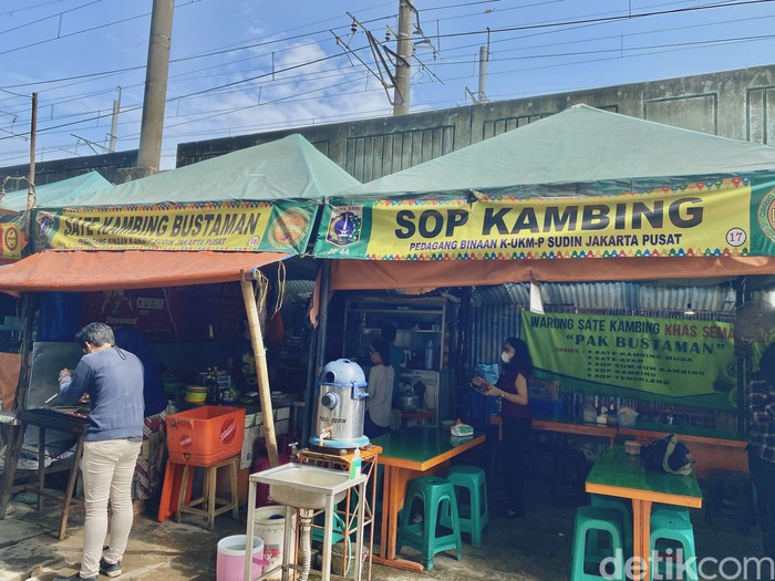Sate Pak Bustaman: ada sate kambing dan sop sumsum nikmat.