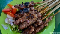 Sate kambing racikan Pak Bustaman ini disajikan dengan keap manis, irisan bawang merah, cabe rawit, dan tomat. Racikan sate kambing khas Jawa. Foto: detikFood/Yenny Mustika Sari