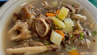 Sop kambing di warung ini disajikan dengan paduan daging dan tulang kambing. Kuah kaldunya gurih berbumbu. Foto: detikFood/Yenny Mustika Sari