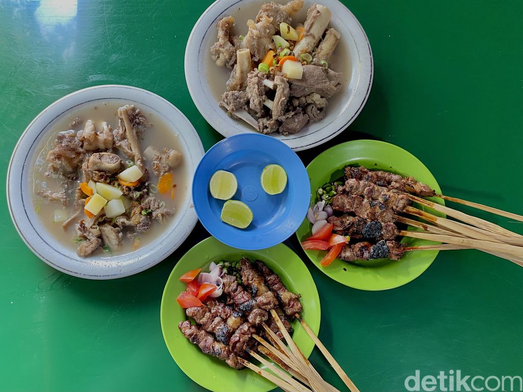 Sate Pak Bustaman: ada sate kambing dan sop sumsum nikmat.