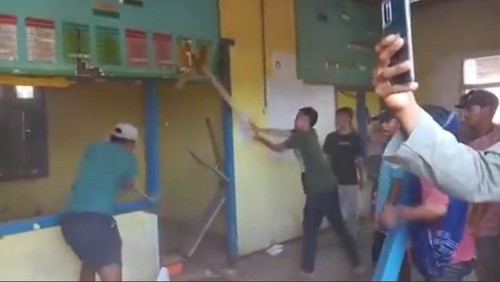 Screenshot video perusakan Kantor Desa Oi Panihi, Kecamatan Tambora, Kabupaten Bima, NTB, Kamis (7/7/2022).