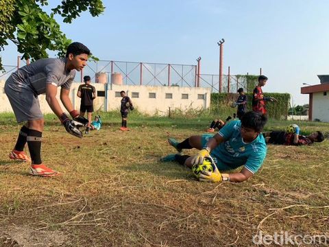 Sekolah kiper di Karawang.