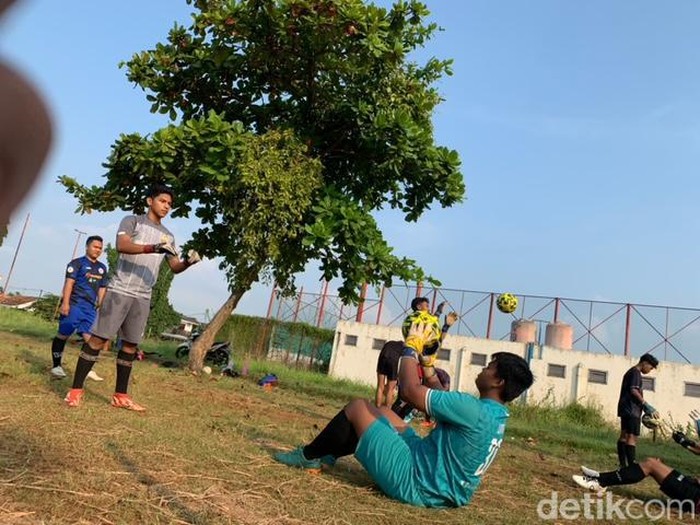 Sekolah kiper di Karawang.
