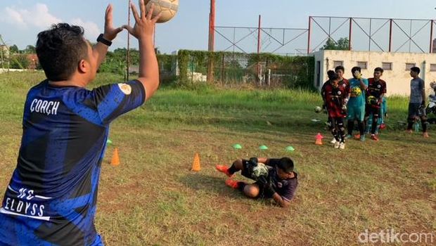 Sekolah kiper di Karawang.