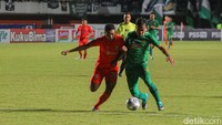 Duel sengit pemain kedua tim tersaji di lapangan. Foto: Pius Erlangga/detikJateng