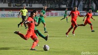 Gol pertama Borneo FC diciptakan oleh Matheus Pato melalui tendangan mendatar ke tiang jauh yang sulit dijangkau oleh Kiper PSS Sleman M Ridwan pada menit ke-18, setelah berhasil mencuri bola dari pemain tengah PSS Sleman Mandha Cingi. Foto: Pius Erlangga/detikJateng