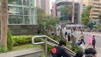 Trotoar yang dulu sempit menjadi jauh lebih lebar. Kesan mewah dan wah ditambah pintu masuk dan keluar MRT menjadikan kawasan Sudirman sangat keren. (Mulia Budi/detikcom)