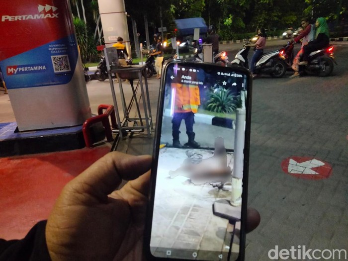Seorang petugas SPBU Tambakrejo menunjukkan foto korban bakar diri
