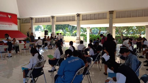 Siswa saat melakukan pendaftaran ulang di SMA Bali Mandara