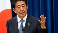 Pria kelahiran 21 September 1954 di Tokyo, Jepang, ini berasal dari keluarga politikus terkemuka. Kakeknya Kishi Nobusuke menjabat sebagai perdana menteri Jepang dari 1957 hingga 1960. (Getty Images/Franck Robichon) 