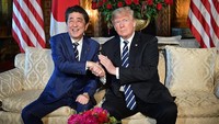 Shinzo Abe adalah pemimpin asing pertama yang bertemu dengan Presiden AS Donald Trump di Trump Tower. Dia juga pemimpin asing pertama yang mengunjungi AS untuk serangkaian pertemuan beberapa hari setelah Trump jadi presiden. (Mandel Ngan/AFP/Getty Images) 