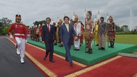 Momen Shinzo Abe dan Presiden Joko Widodo saat mereka meninjau penjaga kehormatan di Istana Kepresidenan Bogor tahun 2017. (Adek Berry/AFP/Getty Images) 