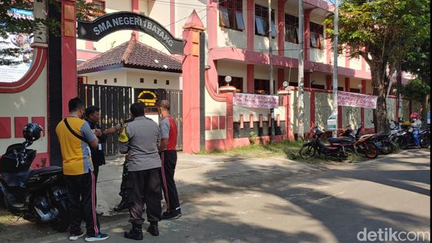 Spanduk 'Percuma Zonasi' menghiasi depan SMAN 1 Batang, Jawa Tengah, Jumat (8/7/2022). Tampak juga tulisan 'Pak Ganjar pye nasib anakku'.