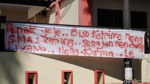 Spanduk 'Percuma Zonasi' menghiasi depan SMAN 1 Batang, Jawa Tengah, Jumat (8/7/2022). Tampak juga tulisan 'Pak Ganjar pye nasib anakku'.