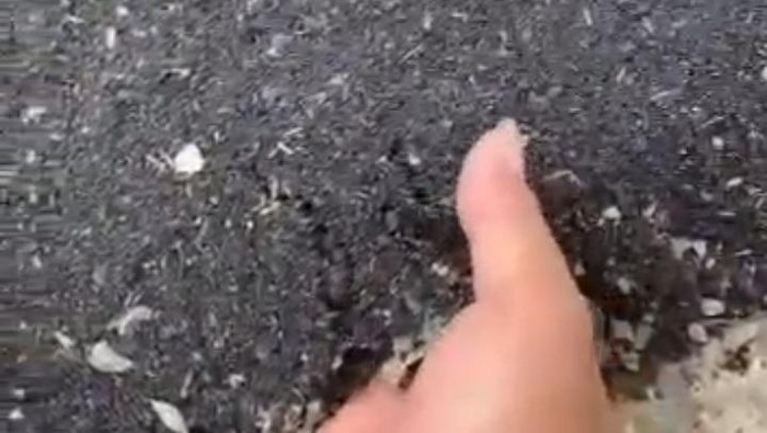 Tangakapan layar postingan bernarasi kondisi jalan yang baru aspal mudah mengelupas.