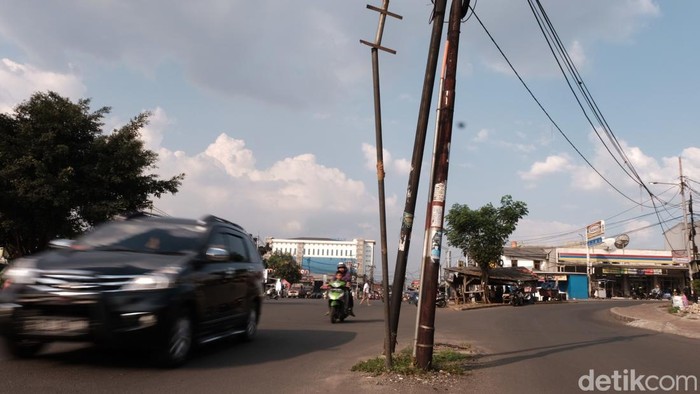 Tangsel Masih Punya Tiang Listrik di Tengah Jalan Ada 2 buah tiang berdiri di tengah jalan di Perempatan Viktor, Tangsel, Banten. Pengendara diimbau hati-hati di jalan.